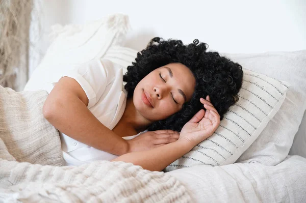 Afrikaans Amerikaanse Vrouw Pyjama Slapen Met Gesloten Ogen Onder Deken — Stockfoto