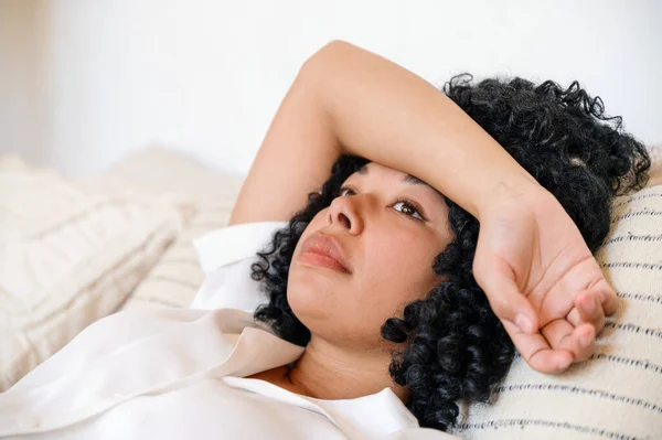 Zijaanzicht Van Afro Amerikaanse Vrouw Die Alleen Bed Ligt Met — Stockfoto