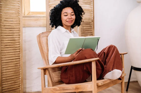 Glimlachende Afro Amerikaanse Vrouw Zittend Een Comfortabele Fauteuil Met Gekruiste — Stockfoto