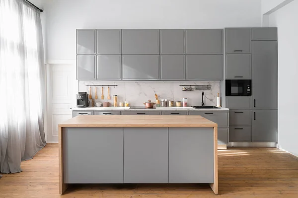 Helle Minimalistische Kücheneinrichtung Mit Grauen Möbeln Und Großem Esstisch Auf — Stockfoto