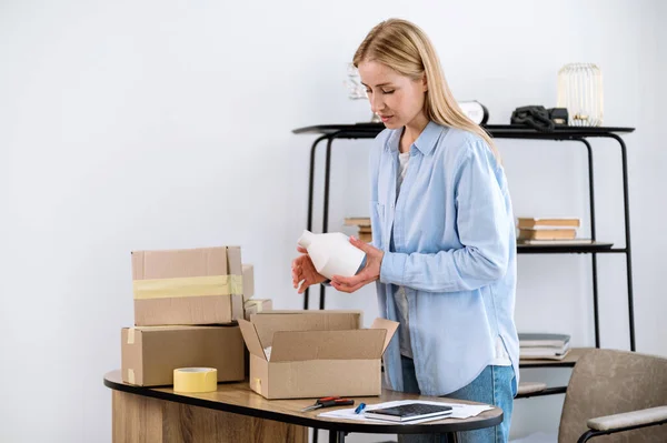 Female Warehouse Worker Salesperson Packing Fragile Ceramic Vase Cardboard Box — Stock Photo, Image