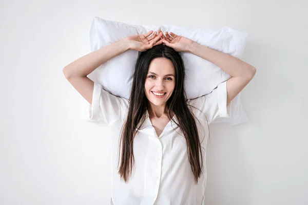 Visão Superior Jovem Mulher Pijama Deitada Travesseiro Espuma Memória Macia — Fotografia de Stock