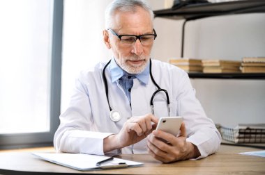 Ciddi bir pratisyen doktor randevu almak için akıllı telefonu kullanıyor, online programı kontrol ediyor, sanal sohbette hastaya uzaktan danışmanlık yapıyor. Teletıp kavramı