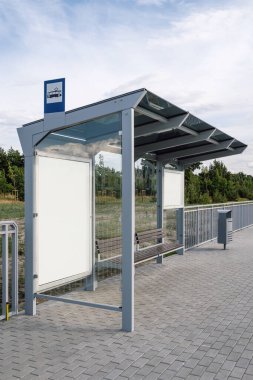 Şablon ışık kutusunun yan görüntüsü, boş reklam panolarının fotokopisi ve temiz cam duvar koruyuculu yeni otobüs barınaklarının rüzgar ve yağmurdan korunması. Gündüz vakti insan olmadan toplu taşıma durağı