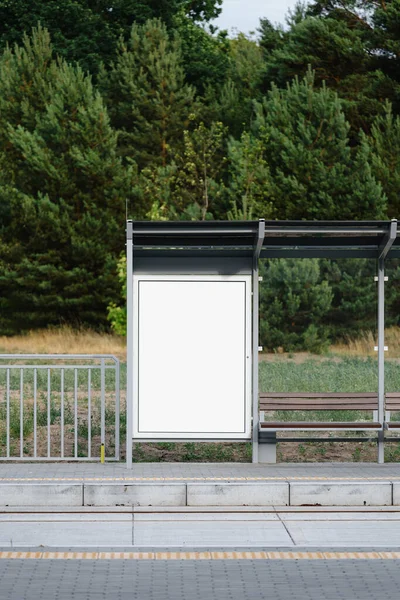 Verticale Voorste Shot Van Openbare Bushalte Voor Stadsvervoer Met Wit — Stockfoto