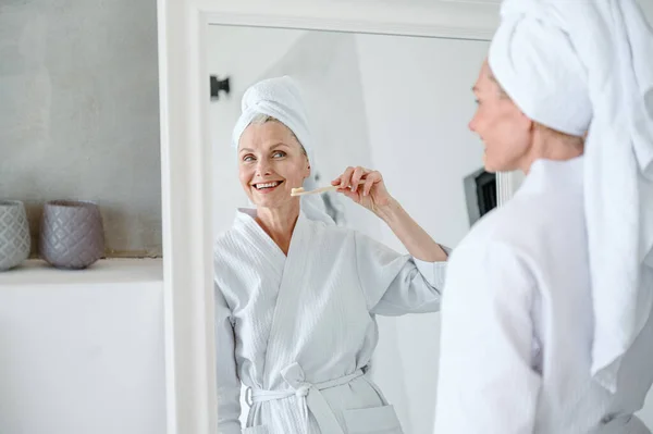 Cuidado Dental Concepto Higiene Reflejo Espejo Mujer Con Amplia Sonrisa — Foto de Stock