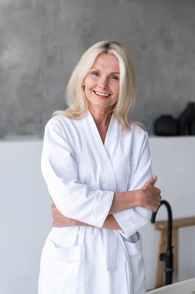 Entspannt Glücklich Reife Frau Nach Salon Wellness Behandlungen Wochenende Porträt — Stockfoto