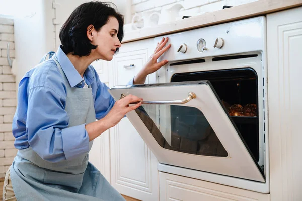 Hausfrau Die Hause Der Küche Kocht Offene Tür Des Elektrobackofens — Stockfoto