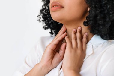 Boğaza ve lenf düğümlerine dokunan Afro-Amerikan kadın manzarası. Salgı bezi enfeksiyonundan muzdarip. Tıbbi ve sağlık hizmetleri kavramları. Dişiye yakın çekim boynuna dokun, acıyı hisset, boşluğu kopyala