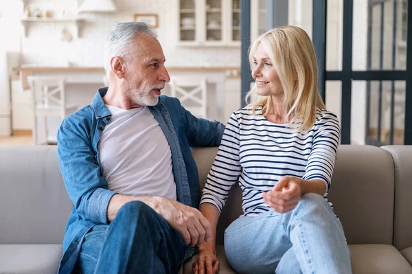 Entspanntes Paar Mittleren Alters Genießt Das Gespräch Auf Dem Sofa — Stockfoto