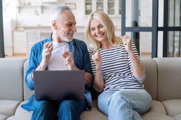 Mann Und Frau Mittleren Alters Schauen Auf Den Bildschirm Ihres — Stockfoto