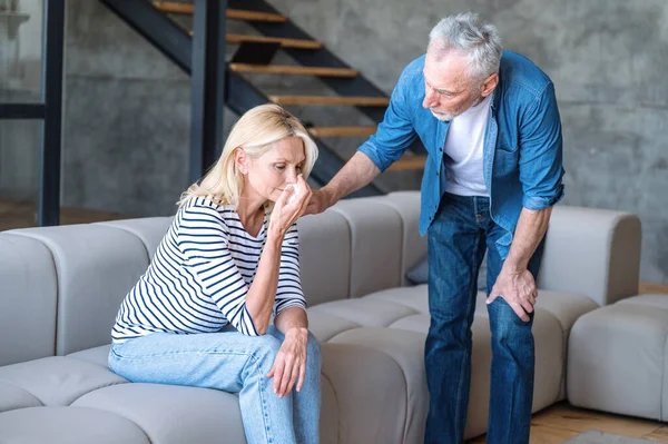 Unterstützender Älterer Ehemann Berührt Weinende Ehefrau Bittet Vergebung Hilft Trauer — Stockfoto