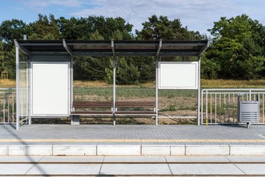 Otobüs durağı reklam metinleri ya da otobüs duraklarında tanıtım içeriği için boş fotokopi ekranı olan reklam panosu. Koruyucu cam ve beyaz ışık kutusuyla toplu taşıma durağı