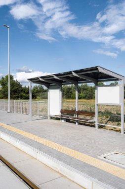 Otobüs durağındaki reklam panosunun dikey görüntüsü ya da şablonu. Şehirde doğal geçmişi olan yeni bir toplu taşıma durağı. Kentsel altyapı, geliştirme ve yol yapımı kavramı