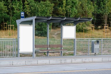 Reklam konseptleri, şehir altyapısı ve gelişimi. Şablon ışıklı yeni konfor otobüs durağı, reklam için uzay reklam panosunu kopyala. Şehir ışık kutusunun üzerinde boş bir ekran var.