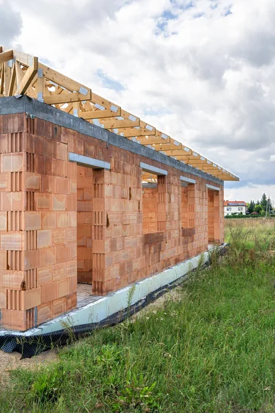 Строительная Промышленность Вертикальный Кадр Строящегося Нового Семейного Загородного Дома Кирпичными — стоковое фото