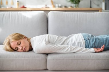 Yorgun bir kadın evdeki rahat kanepede uzanıyor, gündüz kestiriyor, uykusuz bir geceden sonra enerji eksikliği hissediyor ya da çok çalışıyor. Yorgun kadınların çalışmak için motivasyonu yoktur. Yorgunluk kavramı