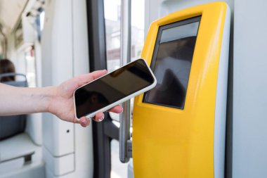 Akıllı telefon uygulaması ile toplu taşıma araçlarına ulaşımı engelle. Otobüs, tramvay, tren bileti almak. Araçtaki dijital terminali kullanmak. Boşluğu kopyala