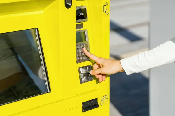 Feche Botão Pressão Mão Mulher Máquina Terminal Automática Inserindo Números — Fotografia de Stock