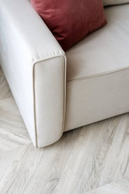 Tamir ve onarım sonrası yastıkla bej koltuğun koltuk dizliğine odaklan. Mobilya kuru temizleme kavramı. Döşemelerin yumuşak dokusu.