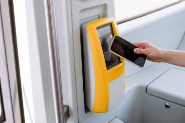 Cep telefonundaki uygulamayı kullanarak terminalde toplu taşıma üzerinden elektronik bilet almak. Temassız modern teknoloji. Akıllı telefondaki boş ekran.
