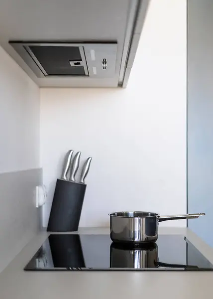 Современный Кухонный Вытяжка Поверх Встроенной Электрической Плиты Тушеным Горшком Стеклянная Лицензионные Стоковые Фото