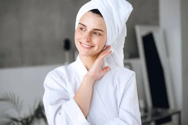 Junge Frau Weißem Bademantel Und Handtuch Auf Dem Kopf Mit lizenzfreie Stockbilder