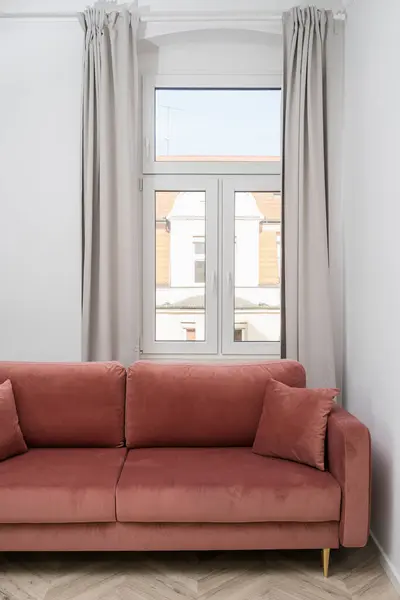 Vertikale Aufnahme Des Wohnzimmers Mit Großem Fenster Und Weißen Wänden lizenzfreie Stockbilder