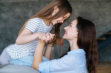 Neşeli yetişkin bir kadın, güzel kızıyla vakit geçirir, çok oynar ve konuşurlar. Mutlu aile hafta sonları birlikte dinlenir. Hamilelik kavramının tadını çıkarıyorum..