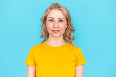 Sıradan giyinmiş gülümseyen kadın kameraya bakıyor. Sakince gülümseyen genç bir öğrenci mavi fotokopi odasında tek başına duruyor. Serbest çalışan, kariyer, iş görüşmesi, arama adayları yerinde