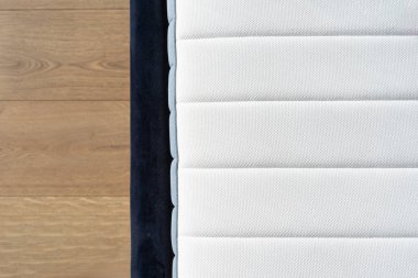 Otel odasında rahat bir yatakta ya da dairede yatak odasında düz bir ortopedik yatak. Omurga hizalaması için hipoalerjenik bellek köpüğü tepeciği ve sırt basıncının azaltılması, boşluk kopyalama
