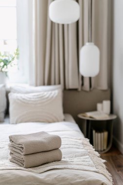 Temiz banyo havlularına, yastıklı, yorganlı ve ekoseli rahat yatak odasına, açık iç ve İskandinav tarzında temiz banyo havlularına odaklan. Dairede modern tasarım.