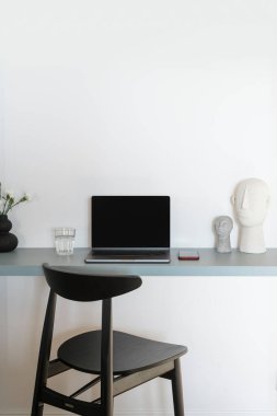 Ofiste çalışmak için dijital cihaz kavramları. Masadaki dizüstü bilgisayara uzay görüntüsünü kopyala. Model monitörlü kişisel bilgisayar