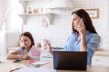 Sıkıcı küçük kız annesini beklerken kadının önemli bir telefon görüşmesi var ve evde netbook üzerinde çalışıyor. Çocuk renkli kalemlerle kağıt üzerinde annesiyle resim yapmak istiyor..