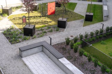 Modern avlusu, taş bankı, patikası, siyah saksıları ve küçük çitleri olan özel bir bölge. Manzara tasarımı kavramları