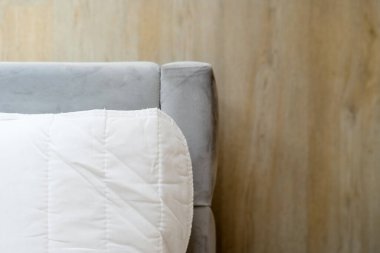 Rahat yatağın üzerinde beyaz ortopedik yatak yatıyordu. Bellek köpüğü kopyalama alanı zeminine karşı. Rahat uyku ve rahat yatak odasında sağlıklı omurga için ekipman kavramı