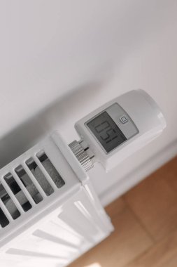 Şık bir elektrikli ısıtıcı mevcut sıcaklığı gösteren dijital bir termostata sahip, yakın çekim. Bu ısıtma çözeltisi oturma odasında rahatlığı arttırır. Soğuk kış günleri için mükemmeldir..