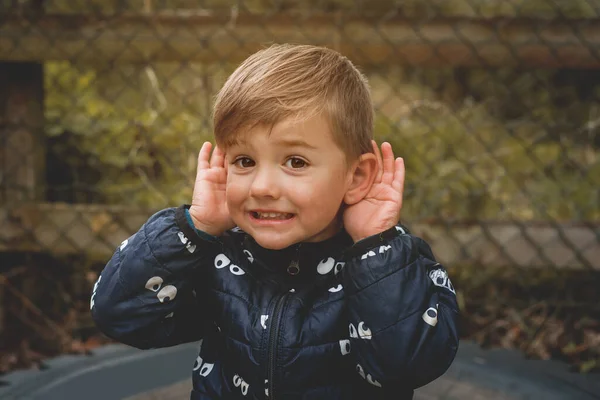 有听力问题的儿童仔细听着 听力丧失的童年 症状和治疗的概念 复制空间 3岁的男孩把手放在耳朵边 — 图库照片