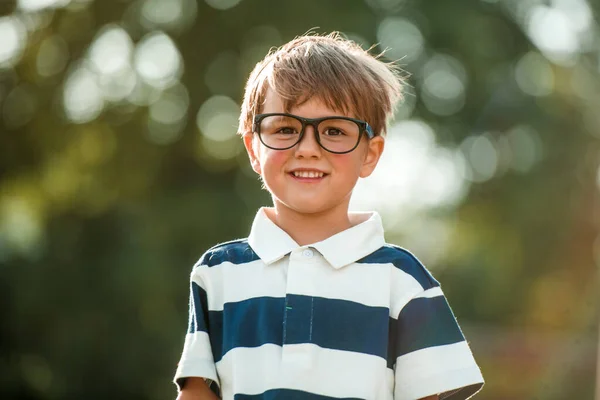 大きなリュックを持ったメガネの男の子 リュックサック 元気な笑顔の男の子が驚いたことに口を開けている カメラを見て 学校のコンセプト 学校に戻る 初めてだよ — ストック写真