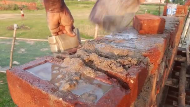 Ein Maurer Installiert Ziegel Auf Der Baustelle Schaufel Bauarbeiterhand Maurer — Stockvideo
