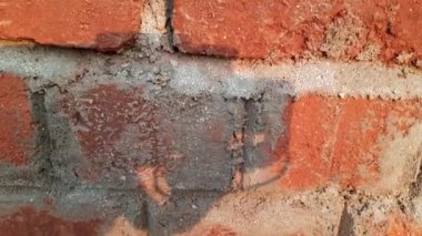 Yeni inşa edilmiş tuğla duvar. Yeni tuğla duvar. Çimento ve tuğladan yapılmış duvar. Tuğla yapımı.
