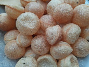Pani puri için gevrek püre. İnce sooji ve buğday unu ile yapılır. Diğer isimleri Golgappa ve Puchka. Hindistan 'ın ünlü bir atıştırmalığı. Hindistan 'ın geleneksel atıştırmalıkları..