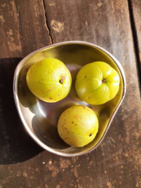 Phyllanthus emblica meyveleri. Diğer isimleri emblic, emblic myrobalan, Indian bektaşi üzümü, Malacca ağacı ve amla. Phyllanthaceae familyasının bir parçasıdır. Sanskritçe 'de buna amalaki denir..