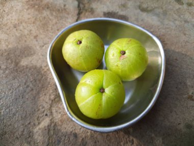 Phyllanthus emblica meyveleri. Diğer isimleri emblic, emblic myrobalan, Indian bektaşi üzümü, Malacca ağacı ve amla. Phyllanthaceae familyasının bir parçasıdır. Sanskritçe 'de buna amalaki denir..