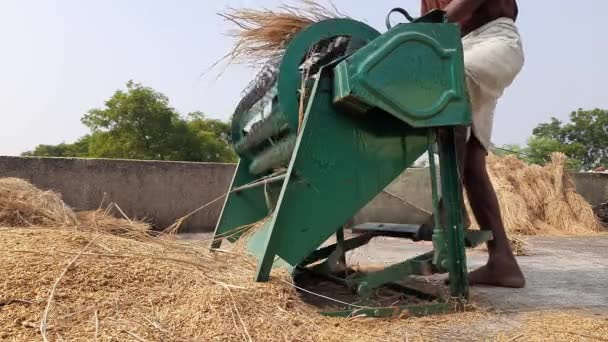 농부는 이것은 작동하는 기계입니다 분야에서 기계가 도입되면서 농부들은 위안을 얻었습니다 — 비디오