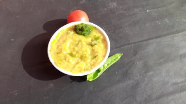 Meşhur Hint yemeği Khichdi servis etmeye hazır. Dal Khichdi kasede servis yaptı. Toovar dal, sebze ve pirinç karışımından yapılmıştır. Rce Khichdi domatesli, yeşil bezelyeli ve biberli, kasede servis ediliyor..