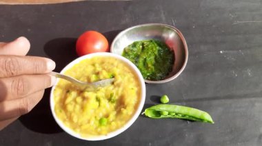Meşhur Hint yemeği Khichdi servis etmeye hazır. Dal Khichdi kasede servis yaptı. Toovar dal, sebze ve pirinç karışımından yapılmıştır. Rce Khichdi domatesli, yeşil bezelyeli ve biberli, kasede servis ediliyor..