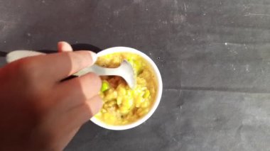 Meşhur Hint yemeği Khichdi servis etmeye hazır. Dal Khichdi kasede servis yaptı. Toovar dal, sebze ve pirinç karışımından yapılmıştır. Rce Khichdi domatesli, yeşil bezelyeli ve biberli, kasede servis ediliyor..