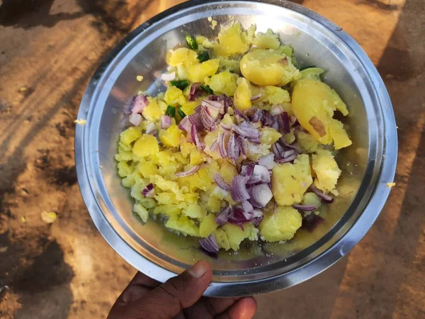 プレートにマッシュポテト ヒンズー教ではAllu Chochaと呼ばれています 茹でたジャガイモ グリーンチリ 玉ねぎを加えました — ストック写真