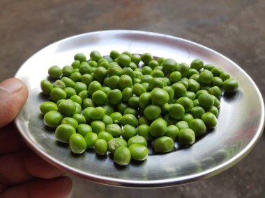 Taze taze bezelyeler. İçinde bir sürü vitamin ve mineral var. Pea genellikle küçük bir kürenin tohumu olur..